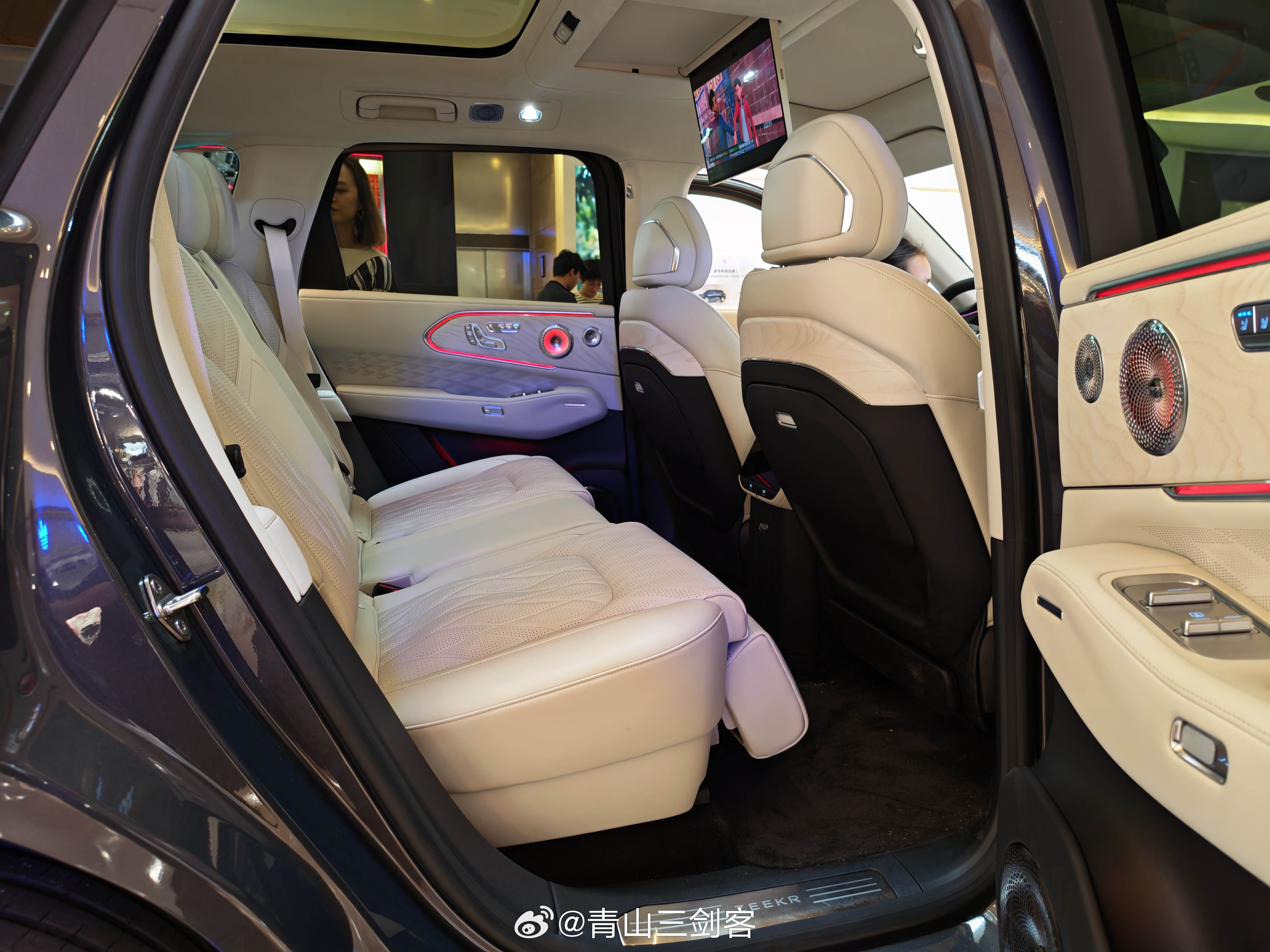 极氪8X体量不算小，但绝对不是以空间取胜的车预售价不算便宜，就是奔着质感去比如所