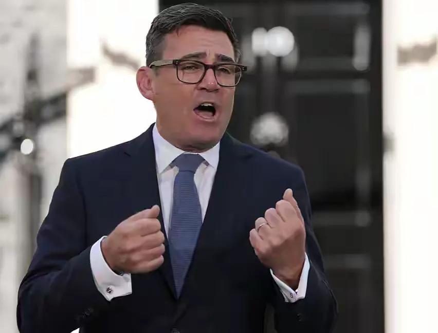 英国首相安迪.伯纳姆昨晚（9月29日）写道：“我们再不能这样继续下去。传统的政治