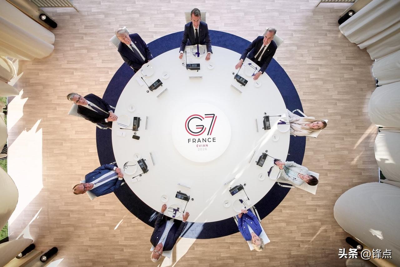 G7凑在了一起，所有人都在龇牙咧嘴地笑，只有特朗普一人板着脸，眼神严肃。

从2