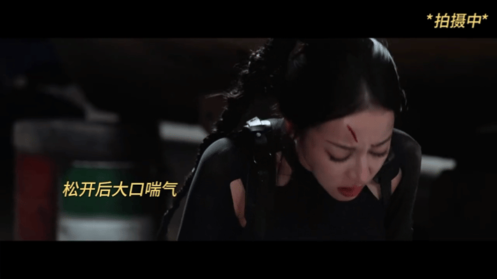 迪丽热巴窒息感不像演的 迪丽热巴完全代入了聂九罗的处境，被掐脖时的面部泛红、拼命