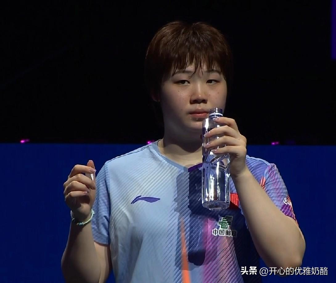 蒯曼输在意料之中，也或许是孤独求败。
莎莎打到2-2去换衣服，蒯曼站在那儿若有所