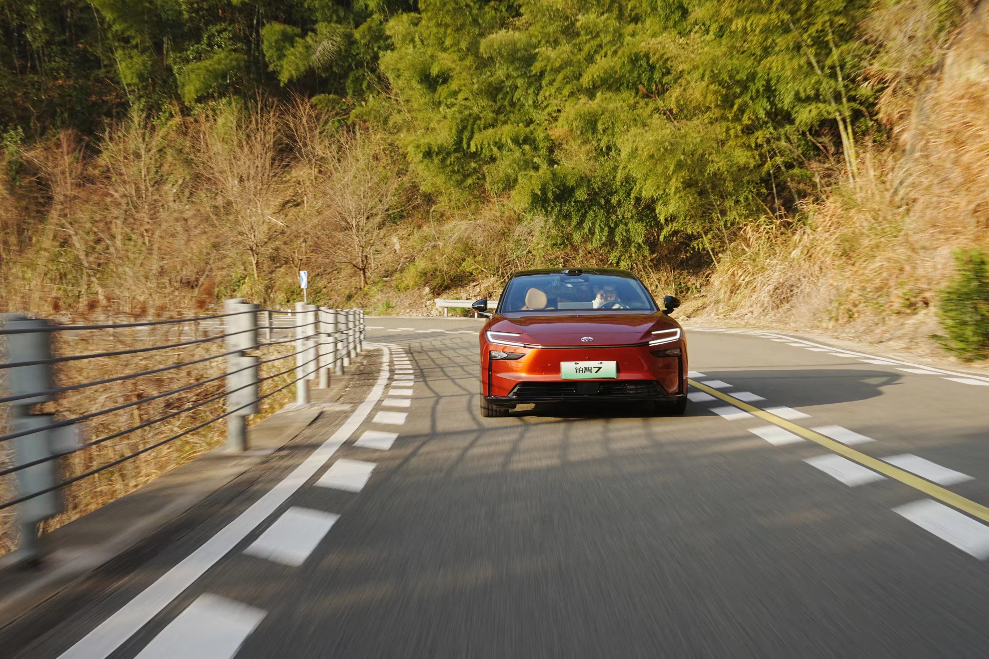 铂智7的首测一出来，纯电轿车终于开始把开起来怎么样放在参数前面了。以往这个价位的