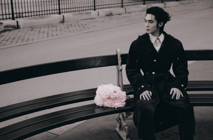 于适蓝色束腰风衣 于适亮相Dior大秀造型大片巴黎夜幕下身穿蓝色束腰风衣手捧花束