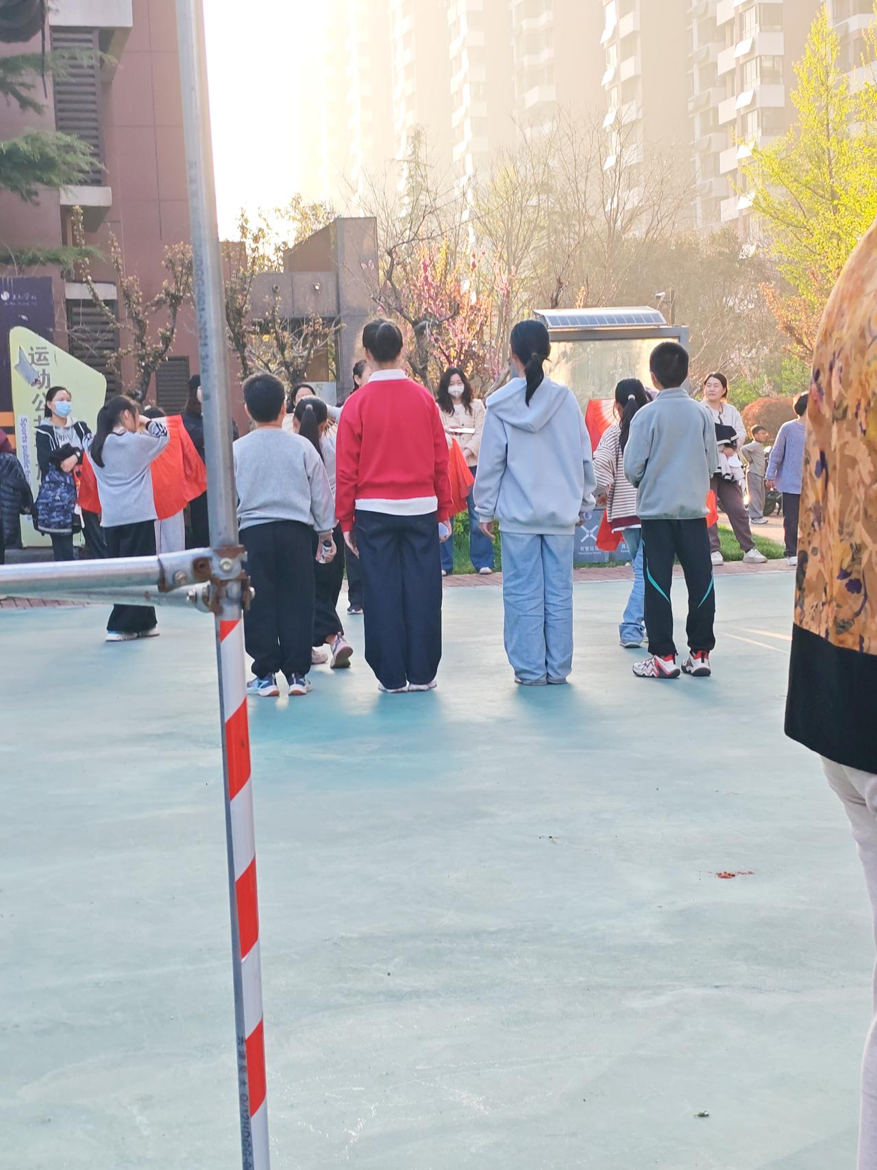 近日看到福建三明当地校门口，保安与女市民发生冲突的视频，感慨颇多。
整件事没有绝