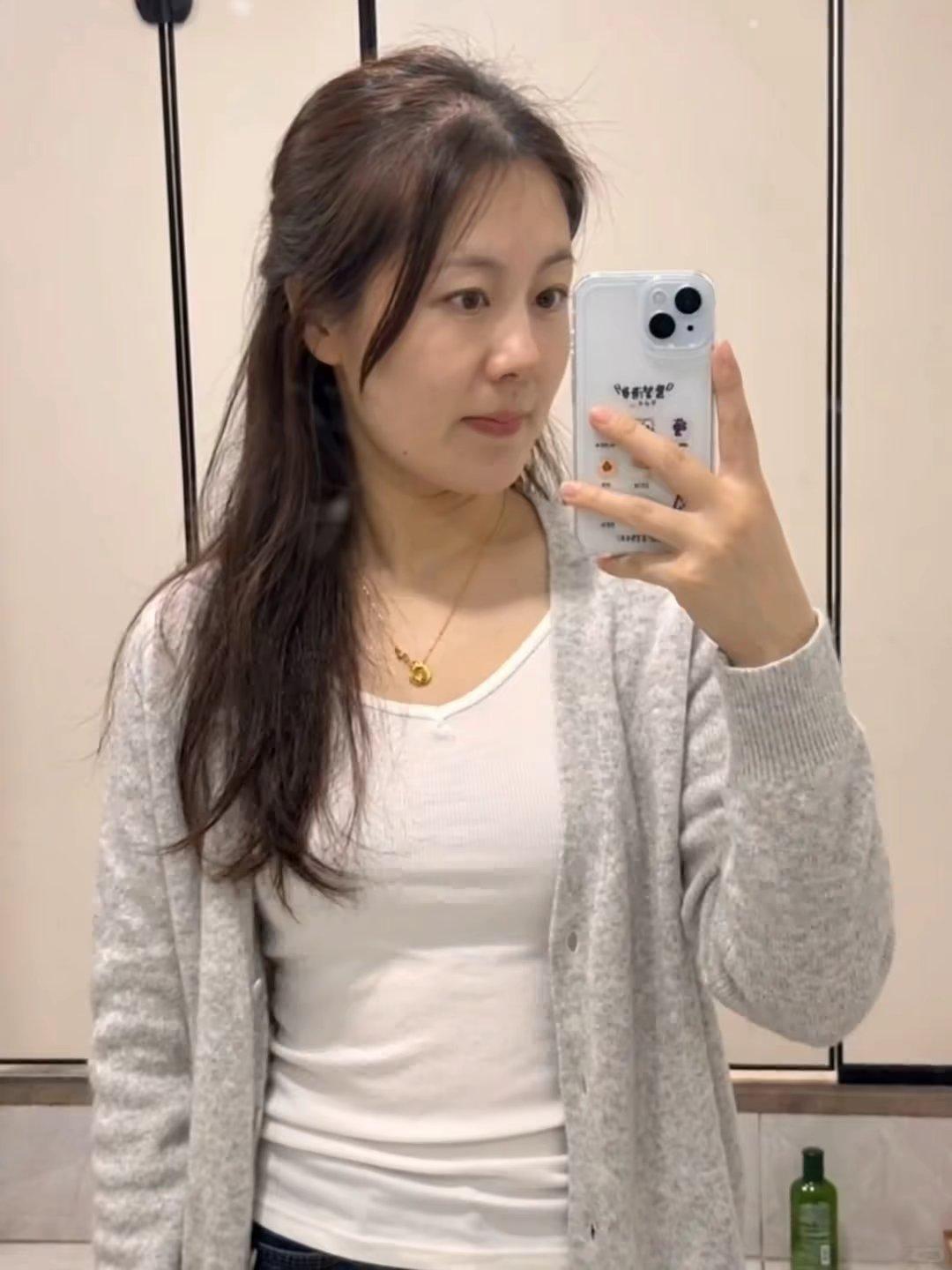 美女的素颜照太好看了，可见，真正的美无需过多修饰，素颜也能美得自然又动人。