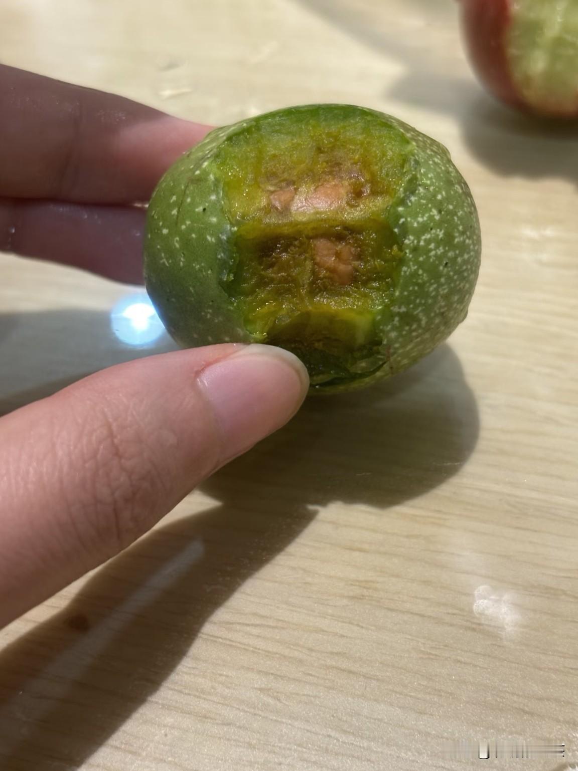 路边摘的也不知道是什么野果，吃起来又苦又涩还麻嘴，关键核儿还挺大的！很不好吃！