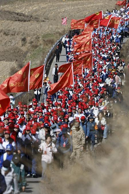 重磅荣誉！这个奖我心服口服，敬佩不已！

五一前夕，宁夏固原二中“徒步百里祭英烈
