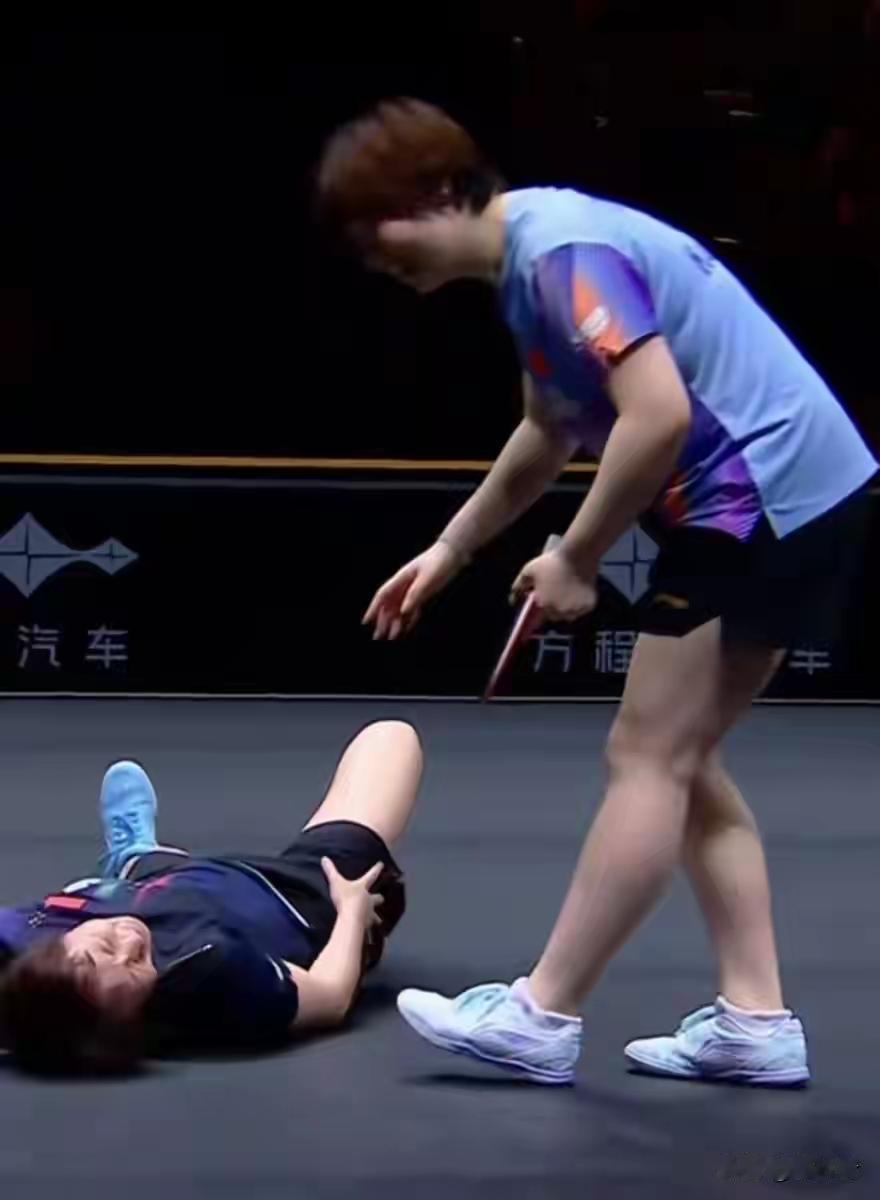王曼昱北京大满贯赛摔倒在地，累趴在球台上，硬是拿下女双女单冠军，充分体现了新时代