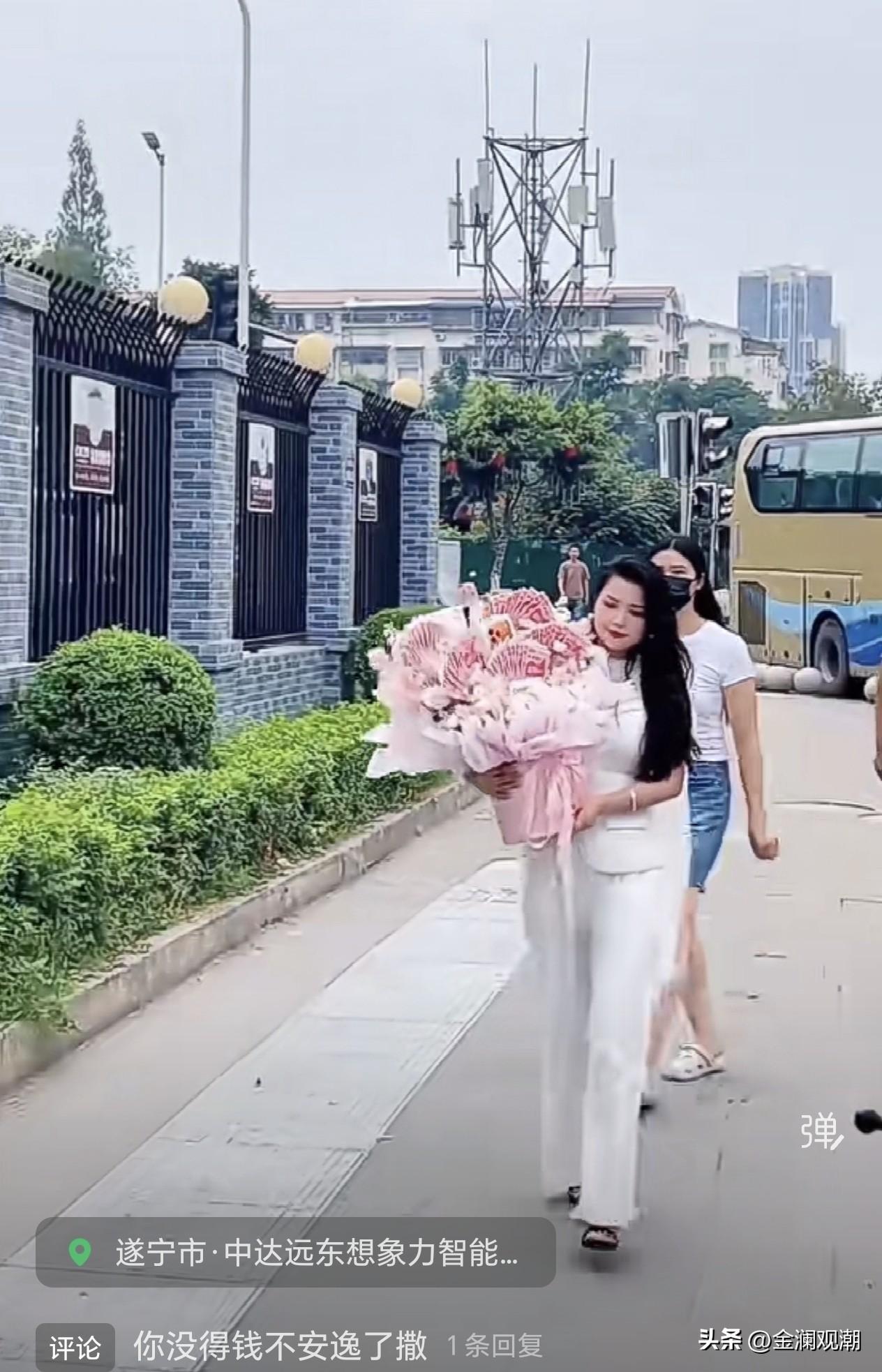 她用真人民币做成花涉嫌违法吗？