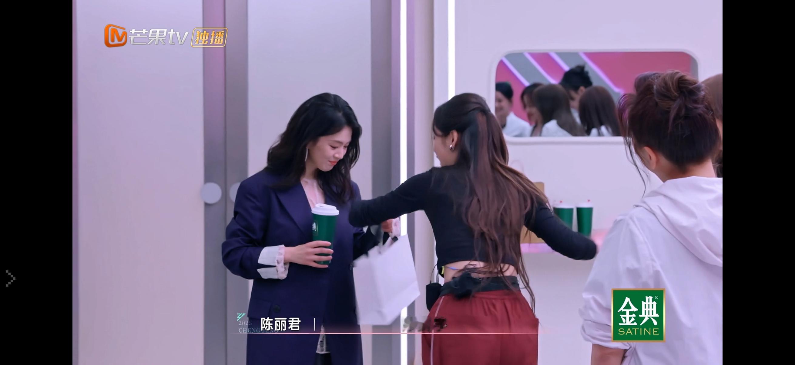 宇露君沾[超话]  我靠我靠这里君君叫的是“小好鱼～～～～～”很夹的啊啊啊啊啊啊