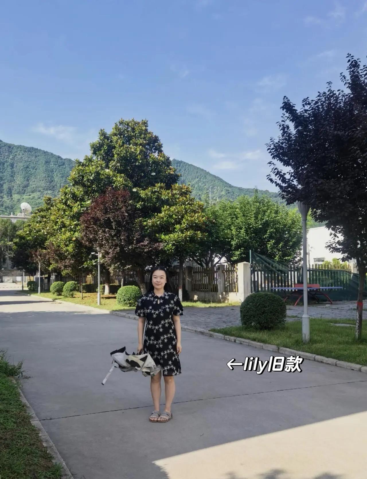 出门📸
不紧身 不透 有袖子 有腰 →上班穿
上班太精致的话有点不好意思，就配