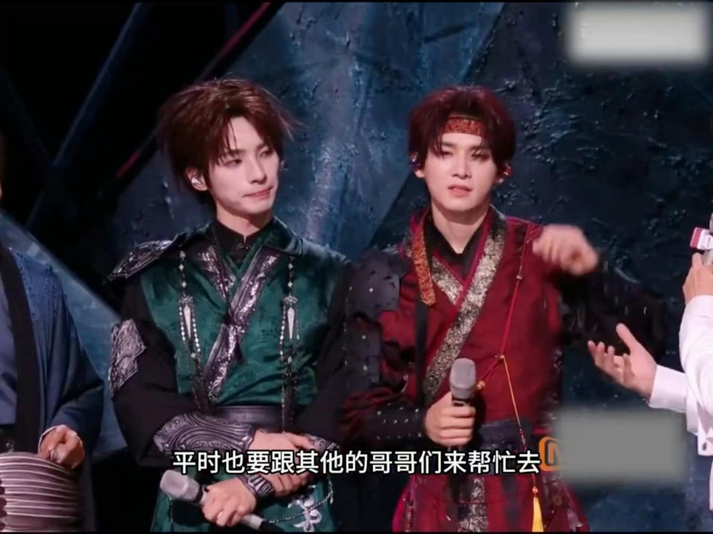 姚琛疑似录披哥受伤姚琛录披哥腿受伤了台前是炸裂的舞台，幕后却是腿伤带来的煎熬。姚