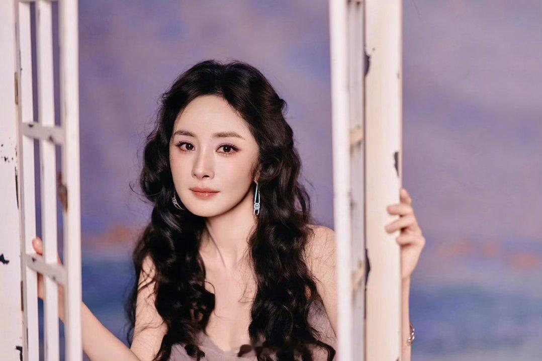 杨幂藕粉色抹胸纱裙 浪漫氛围感造型！杨幂身着藕粉色抹胸纱裙，露肩设计优雅大方，层