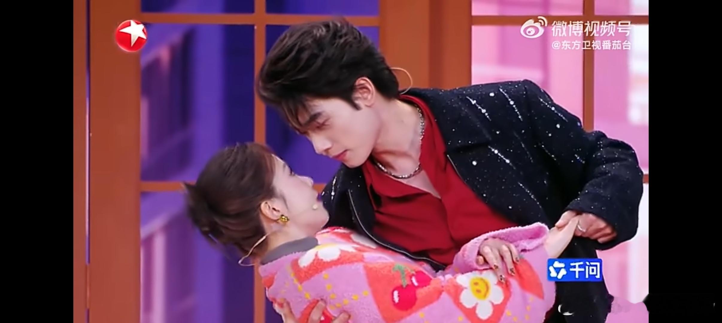 王菊 4个AI男友王菊这段太有梗！召唤四个AI男友同时表白，封心锁爱的设定遇上爆