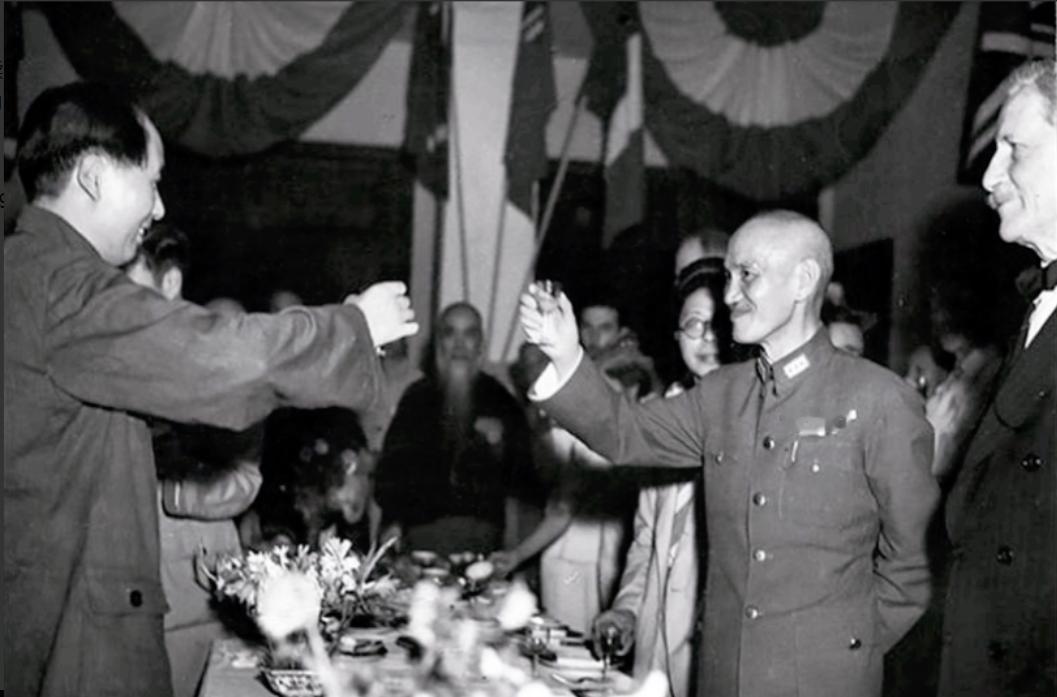 在重庆开会时，蒋介石提出让毛泽东担任省长。毛泽东平静地问道：“委员长要我担任哪个