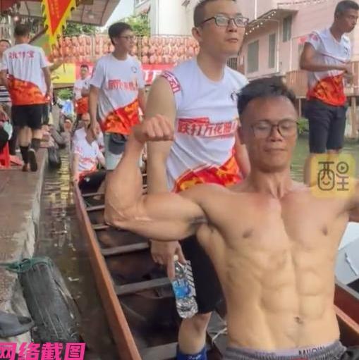 广东佛山有龙舟比赛，可见现场河水两岸挤满了众人，只为看比赛中一群男子的拼命，还有
