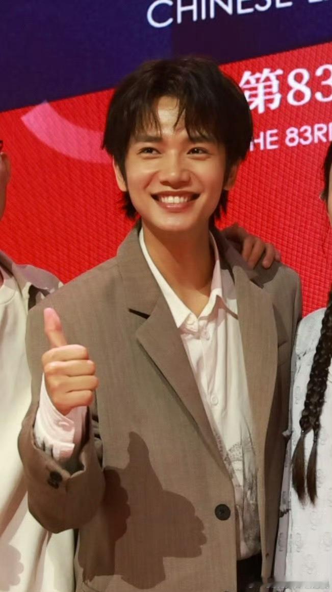 王彦桐木生穿上了那套回家的西装王彦桐亮相威尼斯华语电影交流会谁懂这份浪漫，王彦桐