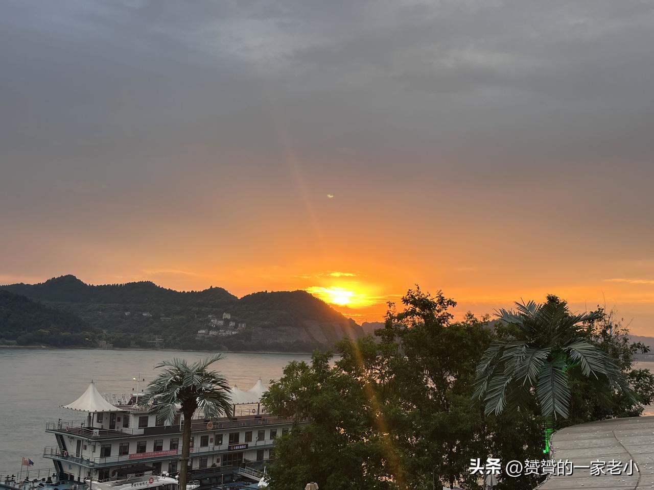 秋日生活打卡季江风有了凉意，秋悄悄靠岸。夕阳从山坳滑落，把江水染成蜜糖色，游船静