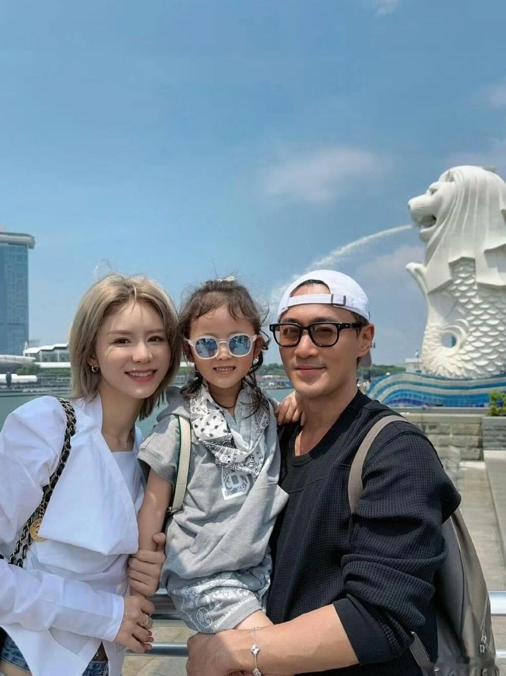 林峯张馨月带女儿新加坡旅游～张馨月染了新发色比以前好看多了！女儿好可爱，笑起来和