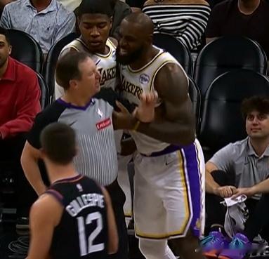 詹姆斯拉着裁判疯狂抱怨这一下，是不是违反体育道德的动作？该不该吹 T？如果詹姆斯