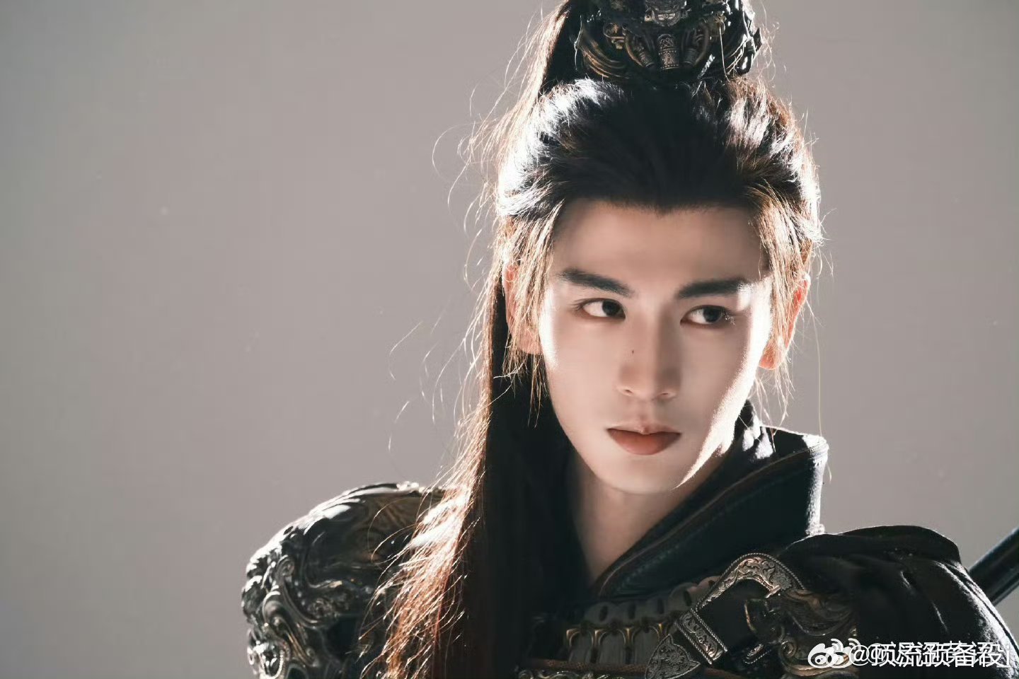 张凌赫王鹤棣 间接接吻   哈哈哈这有点太莫名其妙了吧不过逐玉里面的张凌赫是真的