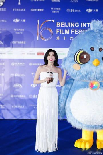 江疏影北影节红毯造型江疏影北影节红毯造型，一身白裙温婉动人，姐姐状态真好 