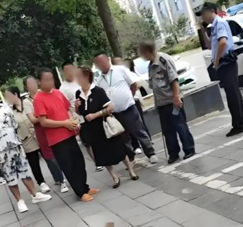 看得解气！四川大妈遛大狗不牵绳，狗把路人咬了之后，非但没认错，还冲上来护狗。可这