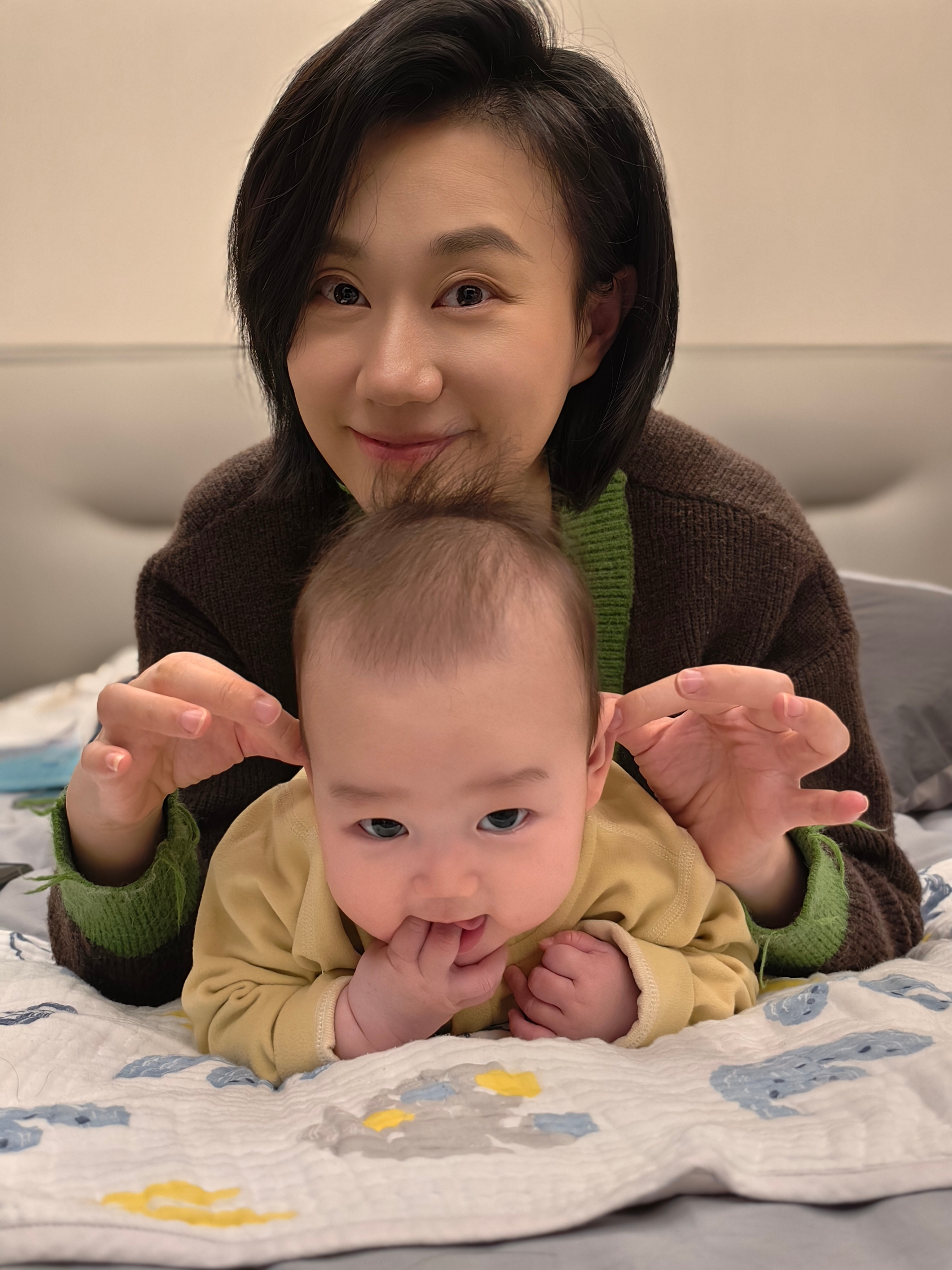 小可爱每天都不晓得他在想些啥～今天那也不去，在家玩话说这天气变化有点快大家注意保