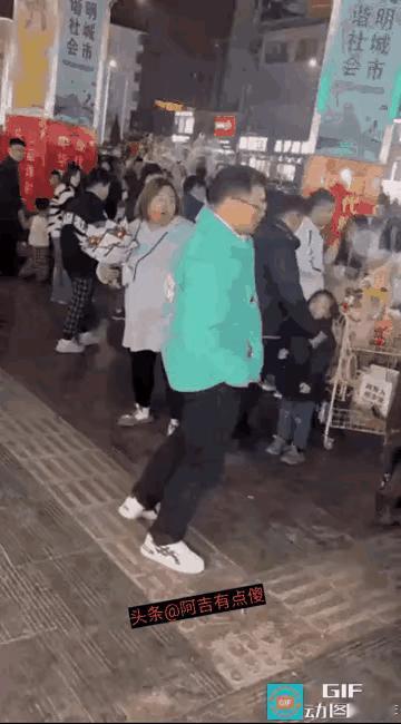 网恋奔现现场！！撵上揍扁你，看你还跑不！[笑哭][笑哭][笑哭][笑哭]