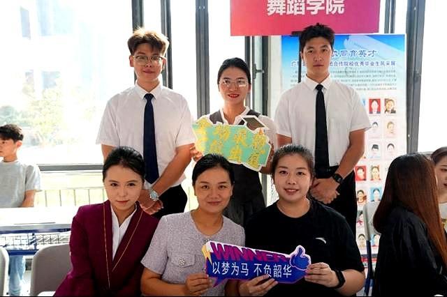 实拍！济南济阳第一所大学开学了
 实拍！
 济南济阳第一所大学开学了，这一刻不仅