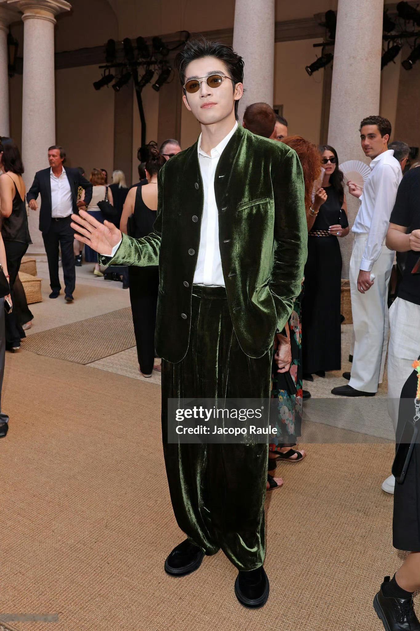 王星越 今日Giorgio Armani 2027春夏男装大秀，一身绿色丝绒西服