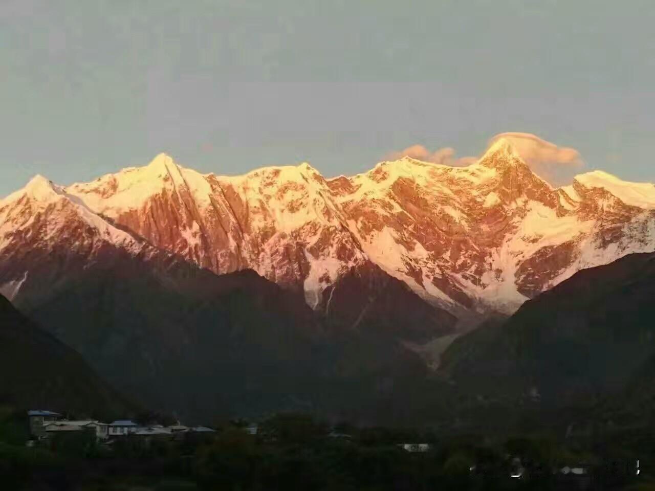 高山之巅，霞光万道。日照金山，美丽的南迦巴瓦峰，你喜欢吗？
