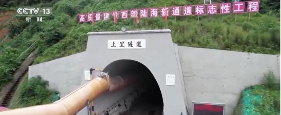 致敬坚守岗位奋战一线的建设者
 
建设者的坚守，不是镜头前的光鲜，也不是书本里的