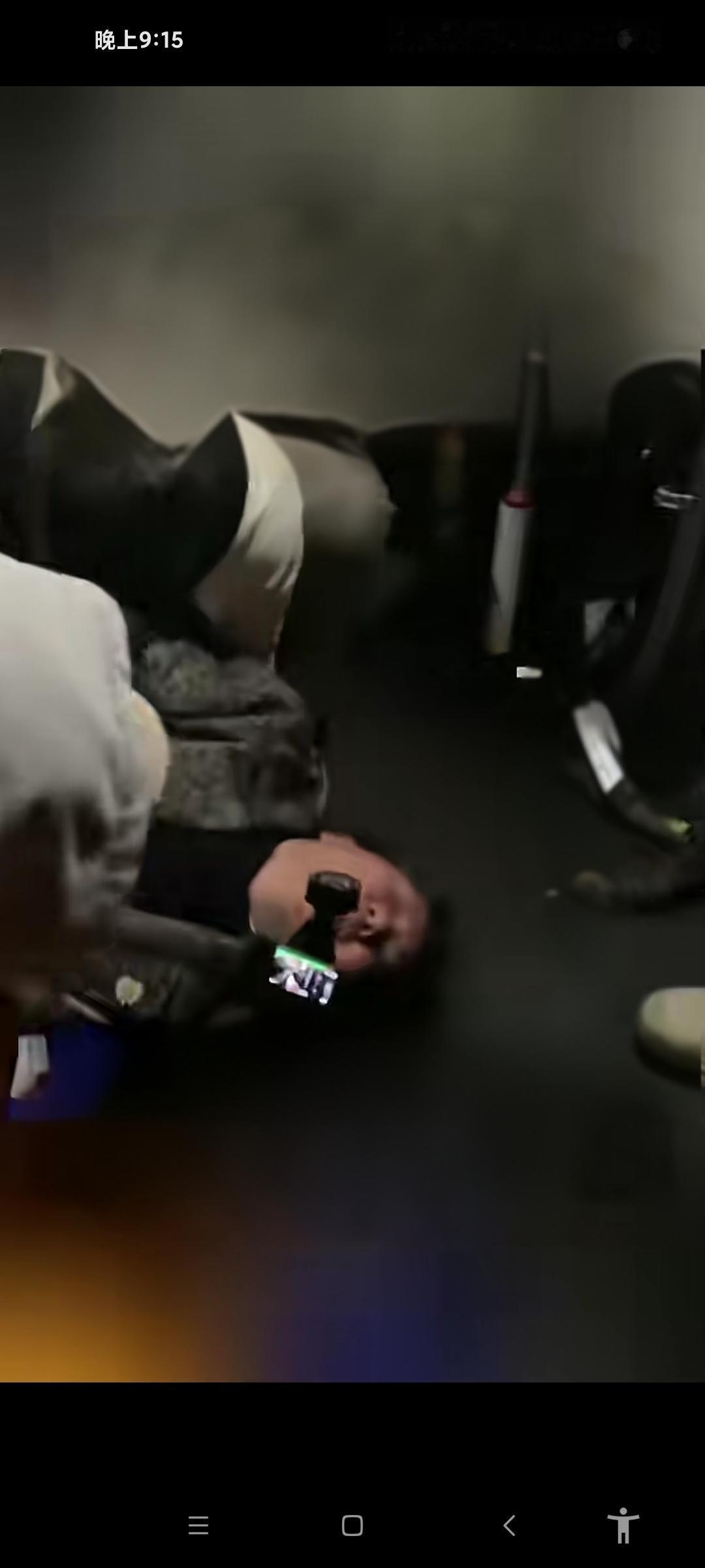 紫雅妈妈嘴里念叨羞′她是故意的，她是故意的′晕倒在法院门口！
成都27岁女子被杀