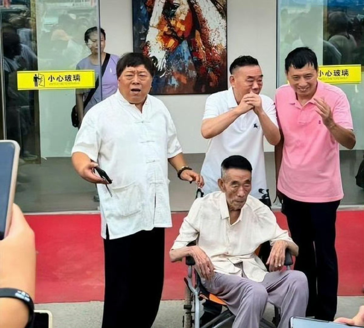 杨少华遗产四个亿哥四个一人一亿这么多财产了最后时刻还推老爷子出来[摊手] ​​​