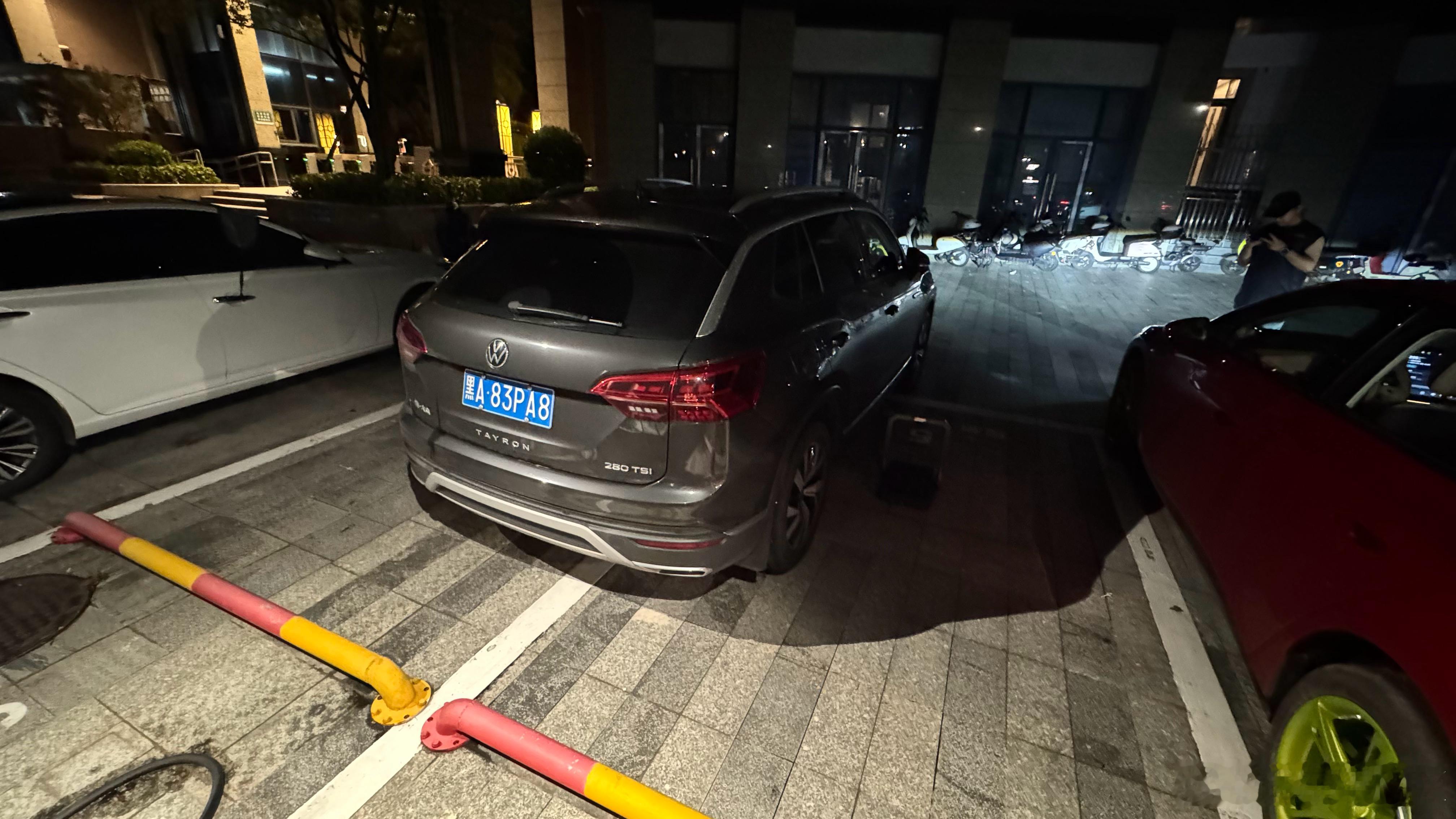 这车主应该是很讨厌走路停车场大把车位，稍微走多20秒，位置随便选但它硬是要一车占