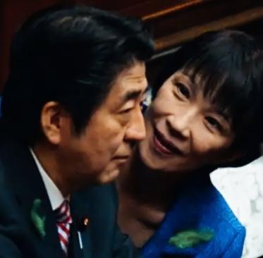 高市早苗看向特朗普和安倍的眼神还是有区别啊！
看向安倍的眼神是不是更深情一些啊？