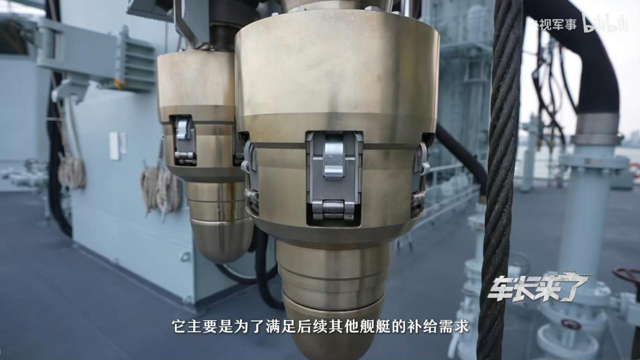 我军最新型903型综合补给舰"乌伦古湖舰"改进的液货补给站双探头近景 ​

主要