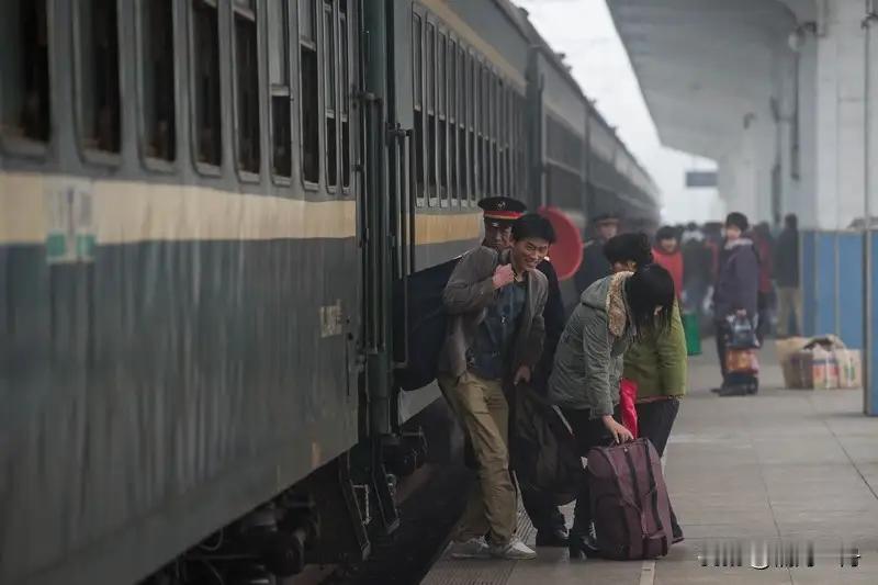 《绿皮火车：怀旧背后折射出社会多元出行的温情与坚韧》

在高速发展的今天，随着高