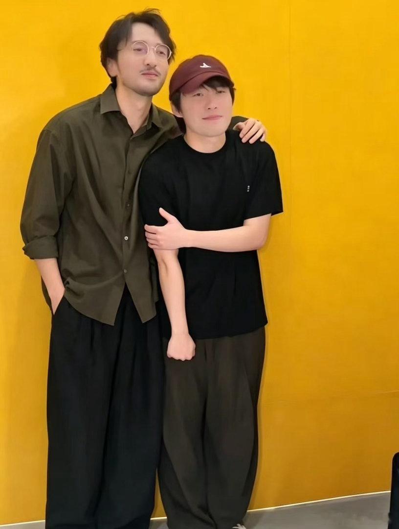 马旭东披哥送考王传君、王传君送考人马旭东马旭东披哥送考王传君，嗑到戏外真实的老友