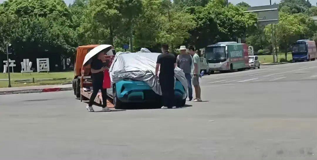 这大热天的，人在外面要打伞遮阳，车也要盖上#汽车[超话]#遮荫布[允悲]#汽场全