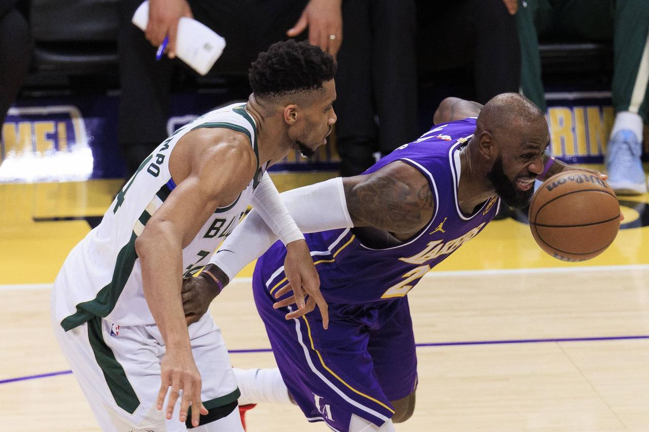 据ESPN王牌名记Shams Charania权威爆料，詹姆斯经纪人里奇·保罗正
