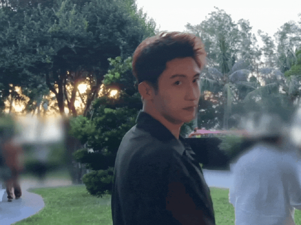 黄景瑜︱《现在就出发4》︱先导片侧拍截修补上一条，还有这几个黑色黑纱衬衫造型的镜