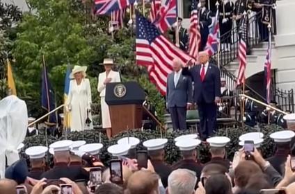 4月27日当查尔斯三世驶过白宫南草坪时，现场礼炮齐鸣、掌声雷动，看似一派“美英一