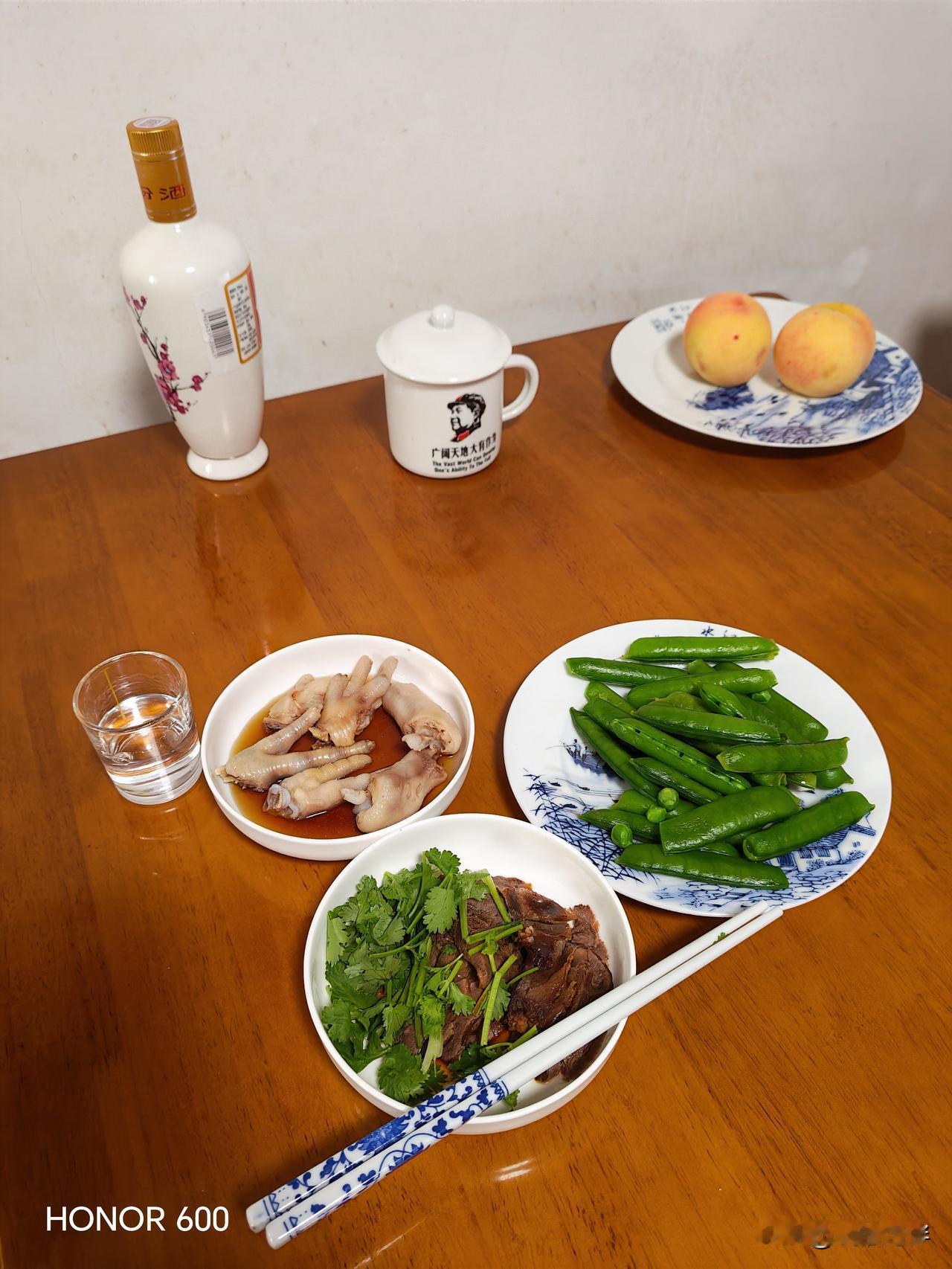 73岁单身老男人中午饭，一小盘香菜牛肉，两根糟卤鸡爪，一盘水煮豌豆，半杯老汾酒。