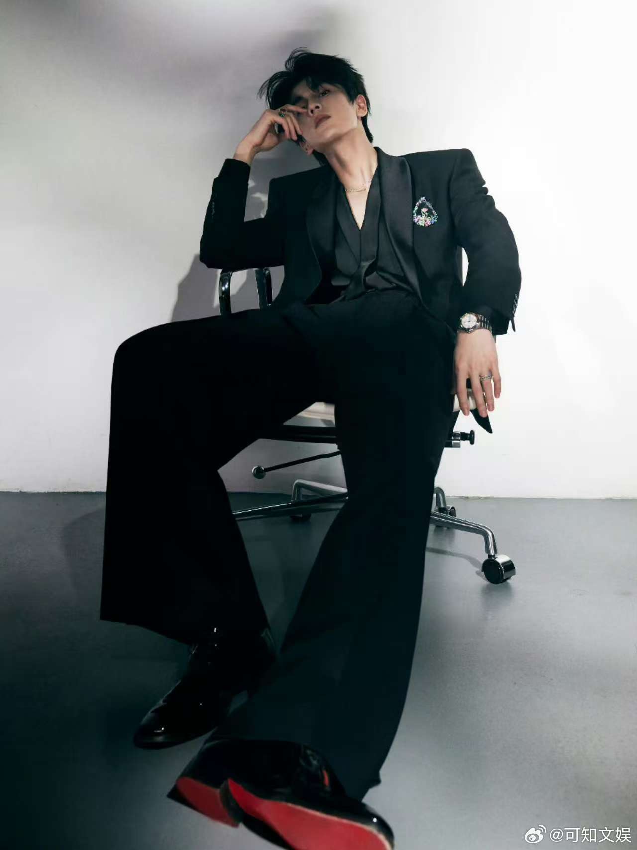 我会一直等张凌赫拍红底鞋变装我会一直等张凌赫拍红底鞋转场我会一直等张凌赫拍红底鞋