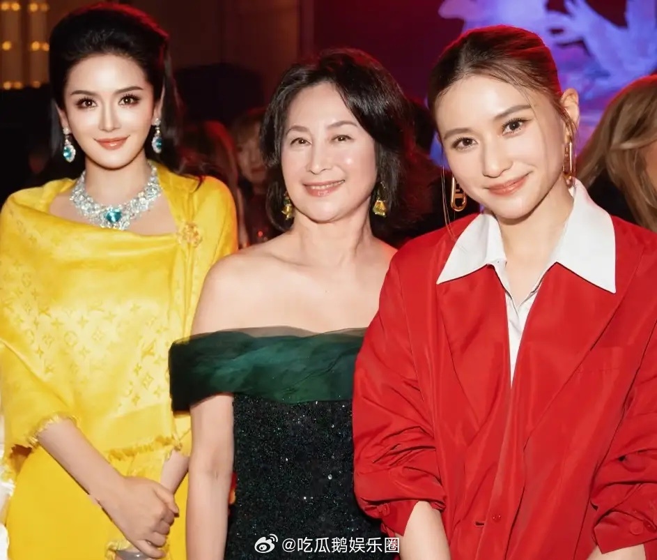 何超莲很给何超琼面子，参加波司登活动，与何超琼的干女儿曾昭仪同框，主动把C位让给