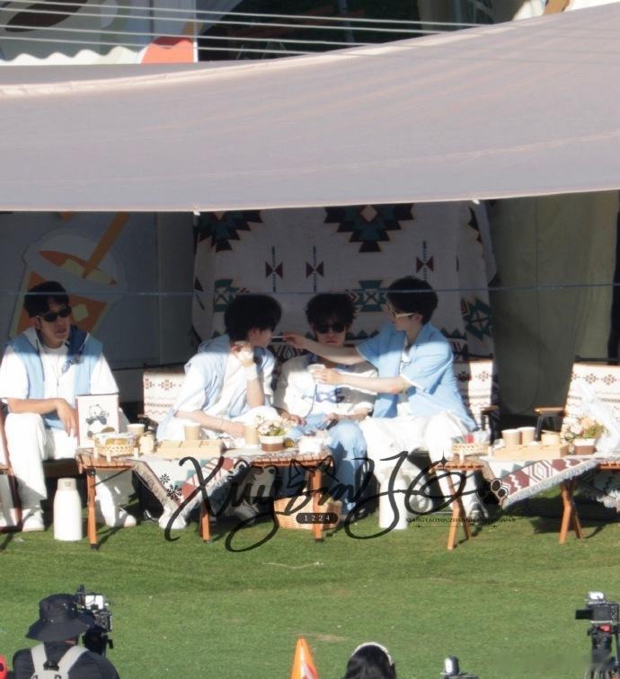 马嘉祺给丁程鑫喂吃的马嘉祺喂丁程鑫吃的马嘉祺给丁程鑫喂好吃的！