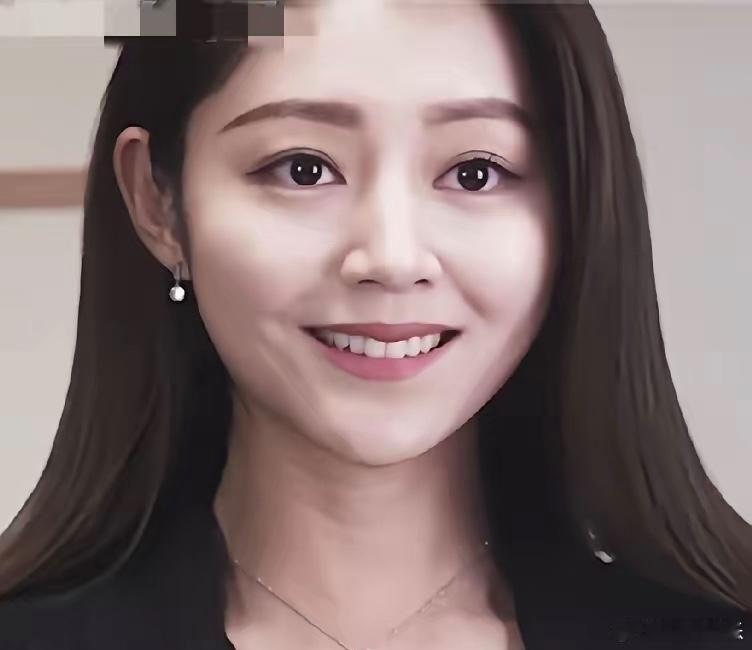 你发现了吗？卫诗雅虽然颜值比不上那些大美女，但她的眼睛，真的跟一般人不一样！一眼