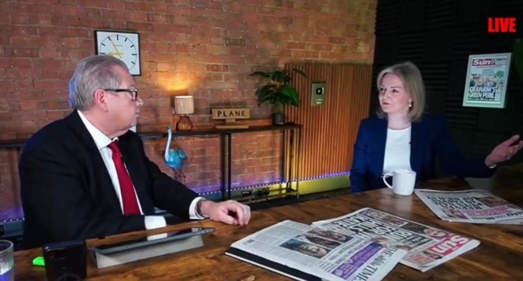 英国前首相特拉斯今天（北京时间 1 月 29 日）在访谈节目中表示：“美国人知道